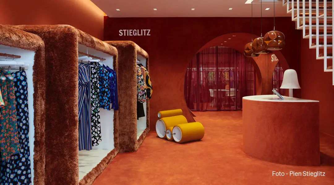 Retail Design Interior in Rot-Brauntönen